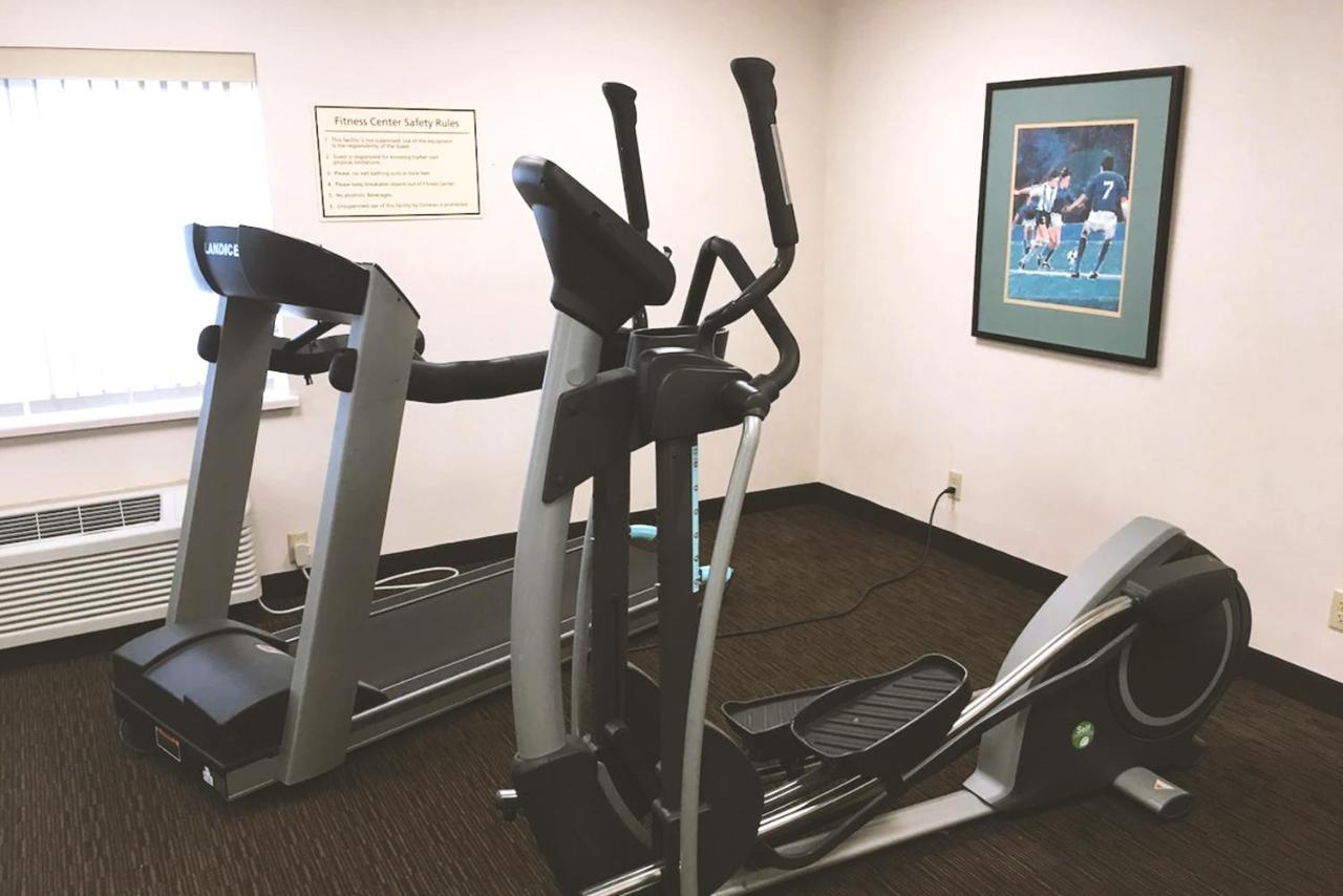 Butler Norwood Inn & Suites Milwaukee מראה חיצוני תמונה