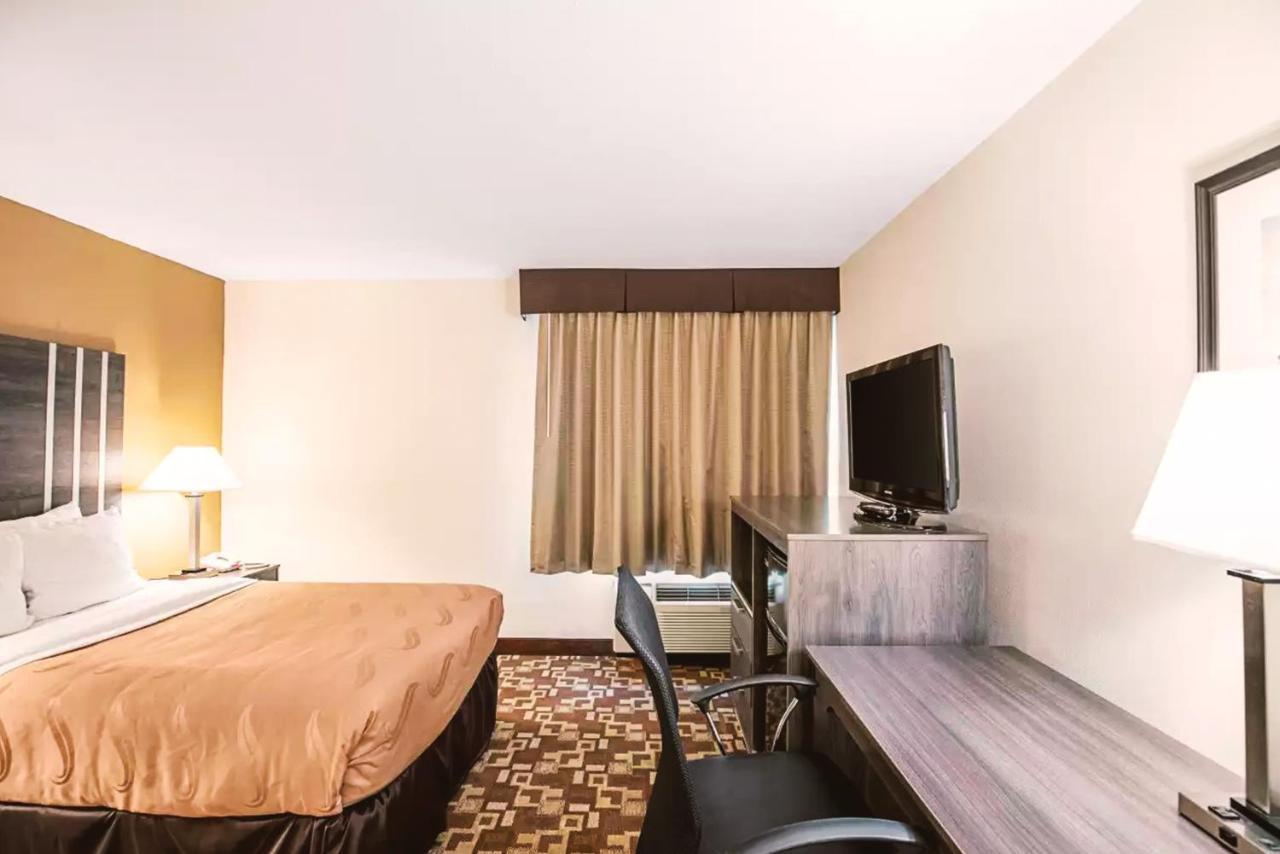 Butler Norwood Inn & Suites Milwaukee מראה חיצוני תמונה