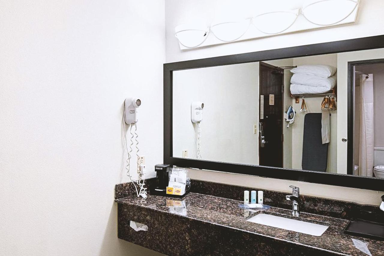 Butler Norwood Inn & Suites Milwaukee מראה חיצוני תמונה