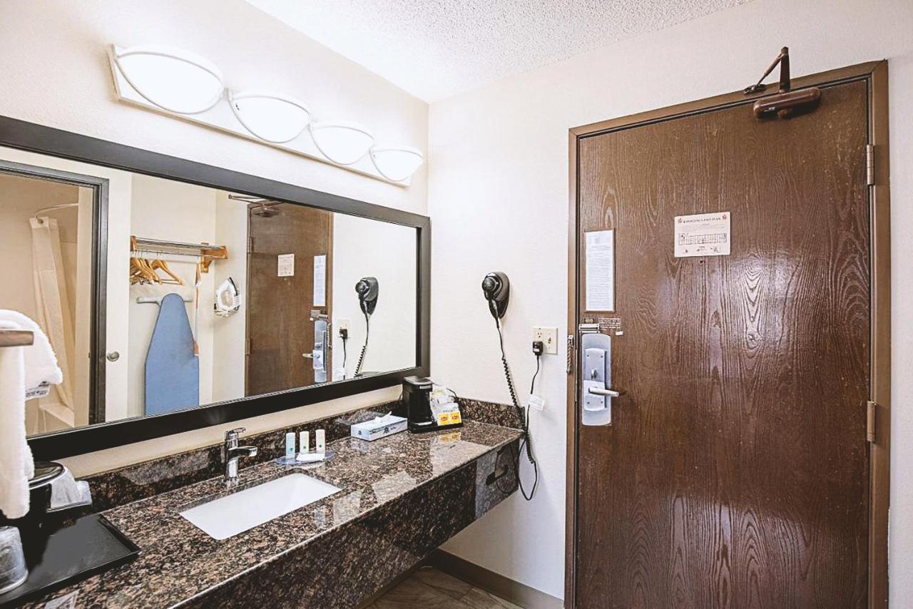 Butler Norwood Inn & Suites Milwaukee מראה חיצוני תמונה