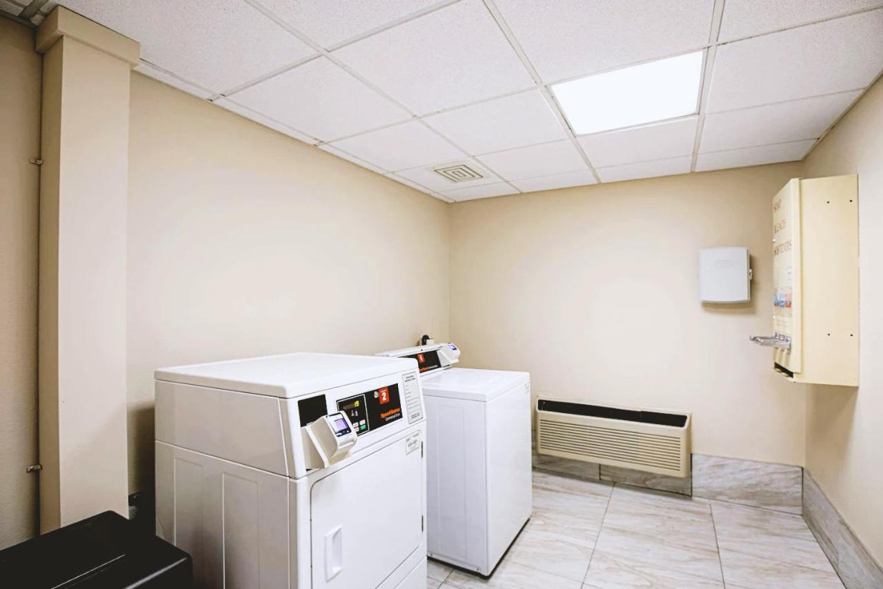 Butler Norwood Inn & Suites Milwaukee מראה חיצוני תמונה