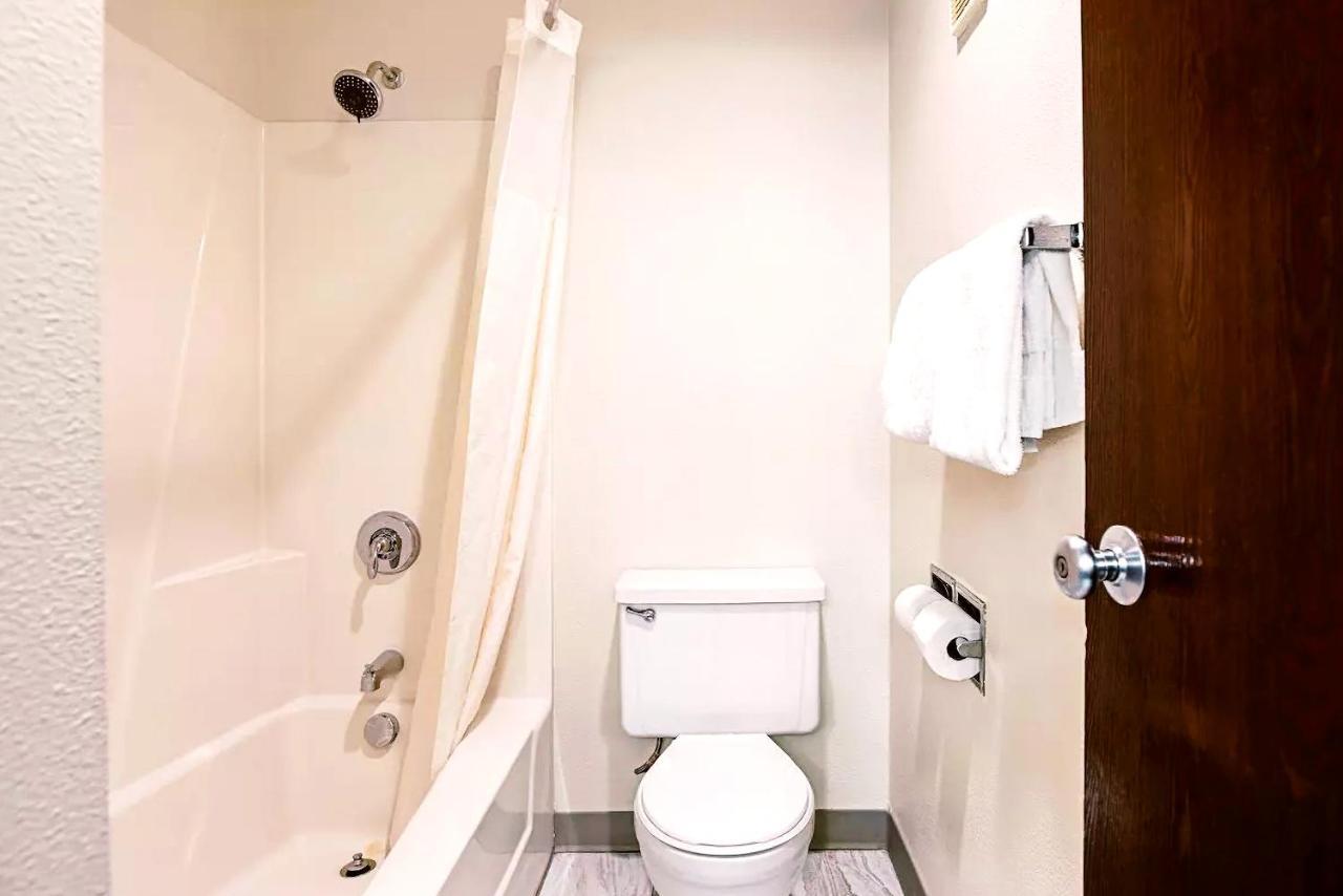 Butler Norwood Inn & Suites Milwaukee מראה חיצוני תמונה
