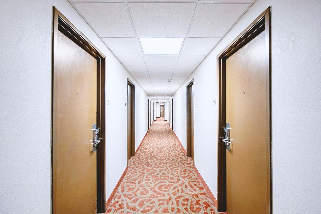 Butler Norwood Inn & Suites Milwaukee מראה חיצוני תמונה